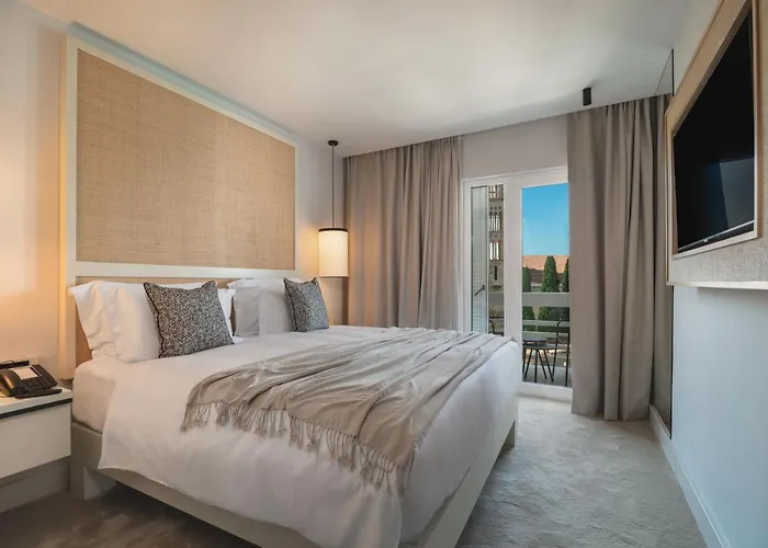 Bay Hvar 4* חוואר